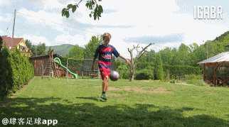 踢球踢脸搞笑,踢球踢脸引发的欢乐瞬间